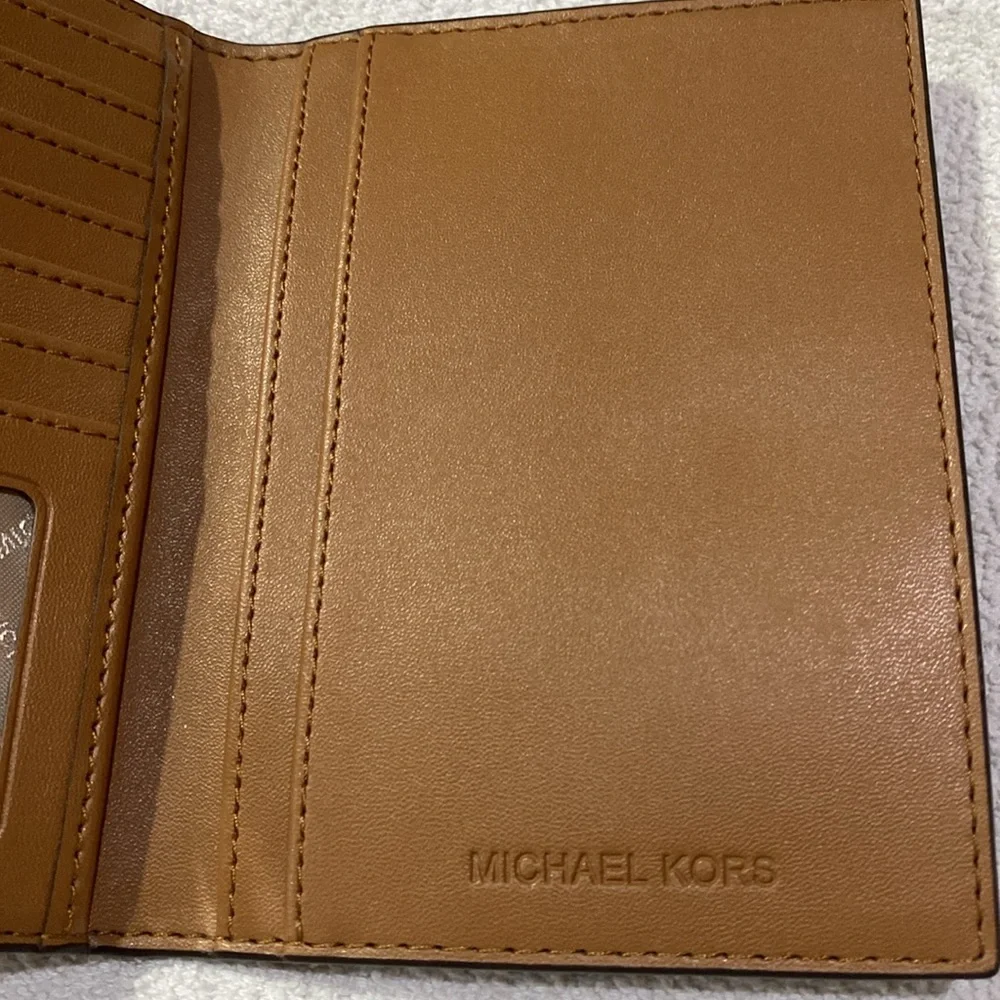 Michael Kors Jet Set Passport/Card Holder/Wallet - Picture 5 of 8